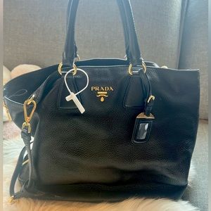Sold4⃣️0⃣️0⃣️Prada Vitello Daino leather tote bag